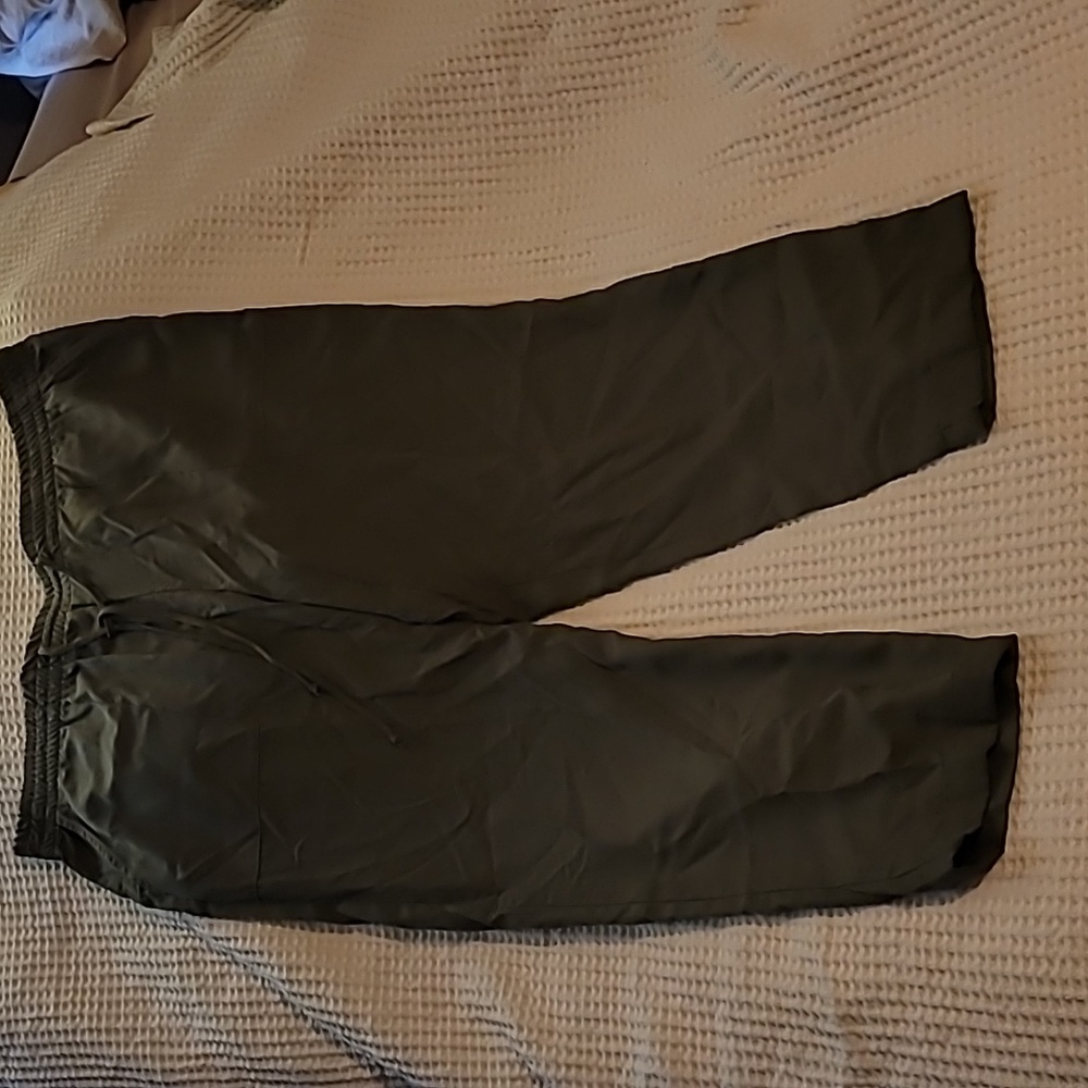 NWOT nine Britton cropped straight pant in olive.